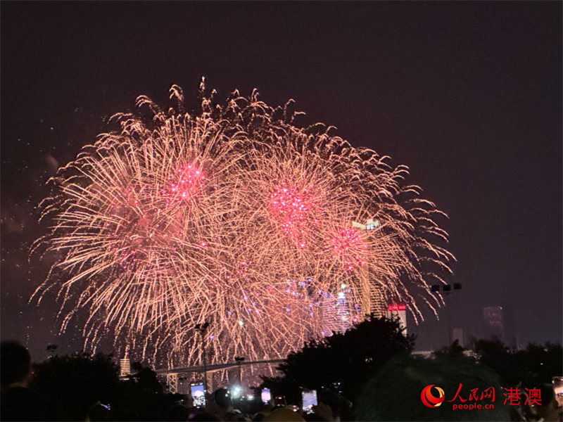 10月1日晚绽放澳门夜空的意大利烟花作品。（本报记者富子梅摄）