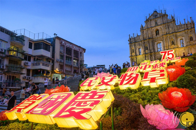 大三巴牌坊庆祝新中国成立75周年的大型灯饰增添喜庆氛围。（澳门特区政府新闻局供图）