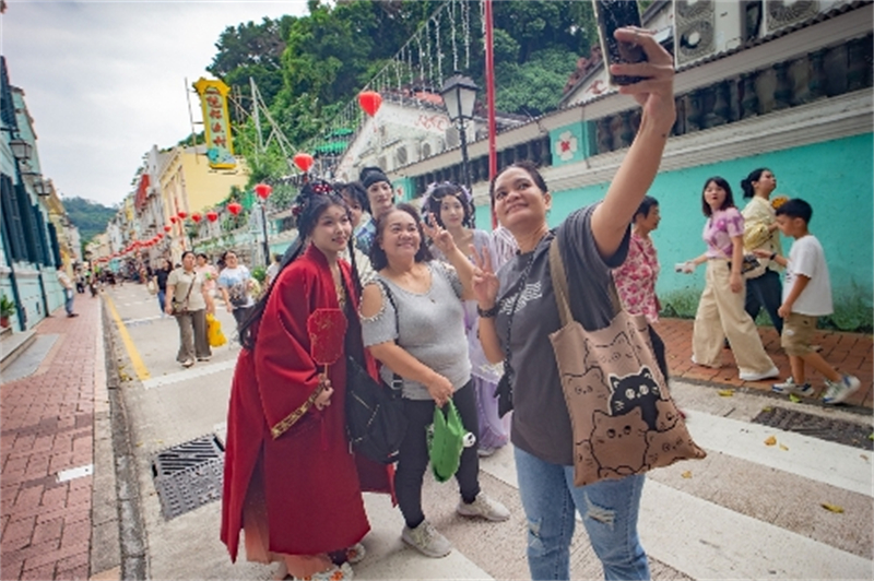 专区内的行车道临时改为步行街，方便旅客游览打卡。（澳门特区政府跨部门工作小组供图）