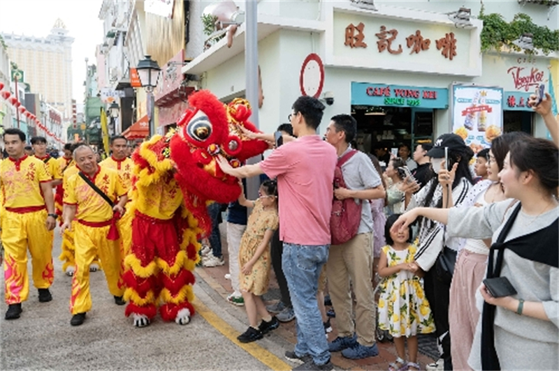 临时行人专区周边表演吸引大批旅客观赏。（澳门特区政府跨部门工作小组供图）