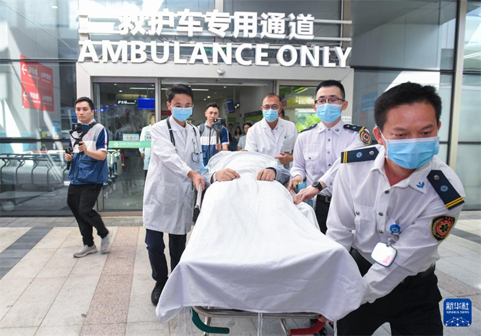 10月31日，在香港大学深圳医院，医护和急救人员运送“患者”。新华社记者 毛思倩 摄