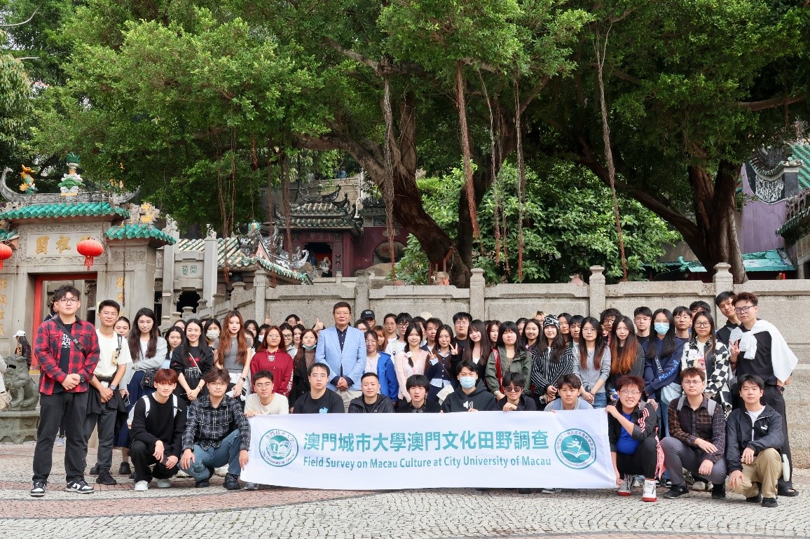 图为参与活动的老师同学们来到妈阁庙。澳门城市大学供图