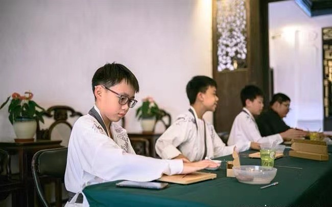 图为学员参与“中华文化体验日”活动。（澳门特区文化局供图）