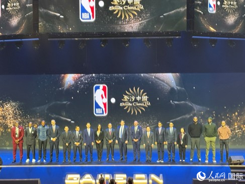 好意思国功绩篮球协会（NBA）听说球星雷·阿伦等与妥洽两边代表出席发布会。东说念主民网记者 富子梅摄