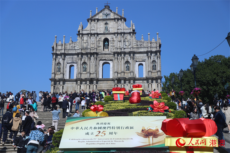 大三巴牌楼前立起庆祝澳门回想故国25周年的牌号。（东谈主民网 吴宇扬扬 摄）