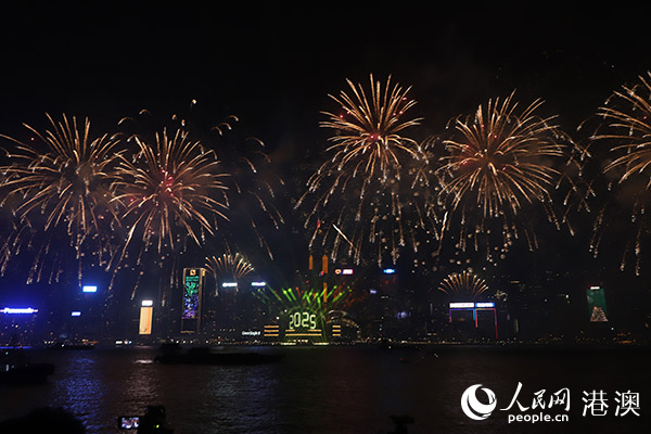 跨年夜，香港维多利亚港举办大型跨年倒数烟花汇演。东谈主民网 严小晶摄