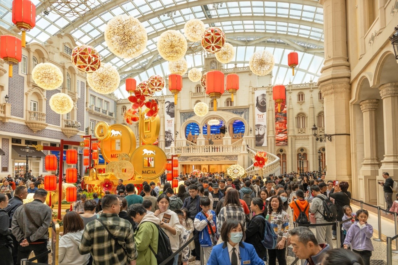 图为春节期间博物馆每日入场人数破万的排队场景。澳门保利美高梅博物馆供图