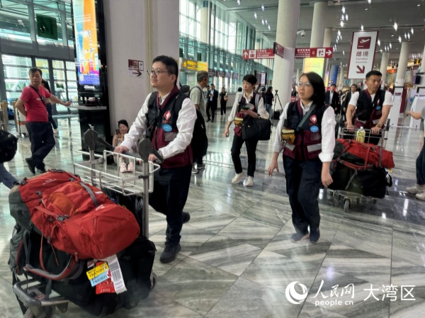 图为医疗队从澳门国际机场出发赴缅甸。人民网记者 富子梅摄