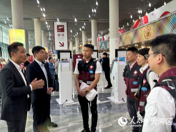 图为澳门特区政府卫生局局长罗奕龙（左）为医疗队送行。人民网记者 富子梅摄