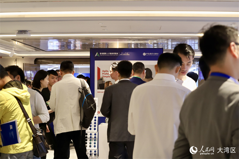 博览会现场吸引一众求职者前来了解。人民网 严小晶 摄
