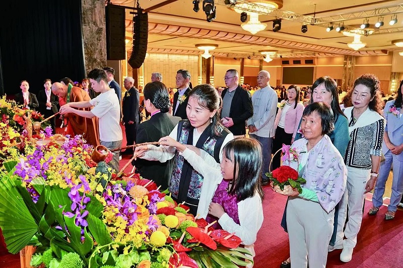 澳门民众参与浴佛祈福仪式。澳门佛教总会供图