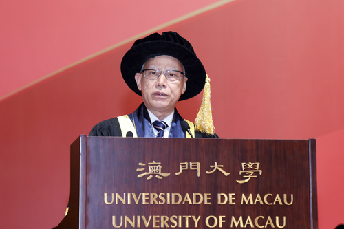 图为岑浩辉在澳门大学2025年毕业典礼上致辞。澳门特区政府新闻局供图