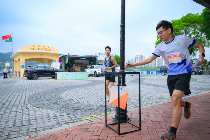 图为选手们在独具特色的路环赛道上。主办方供图