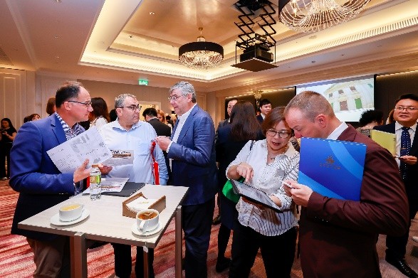 图为峰会的业界洽谈会，各方探讨合作商机。主办方供图