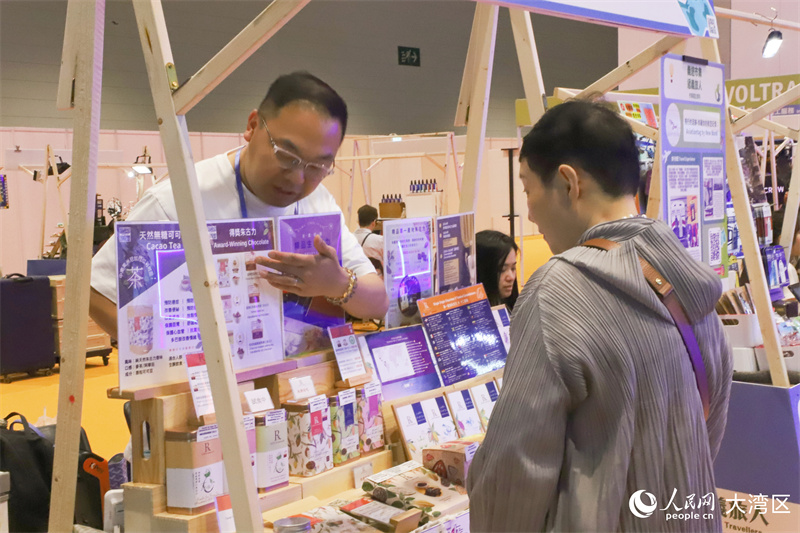 在“青年/Z世代”主题区，摊主正在介绍产品。人民网 吴宇扬扬摄