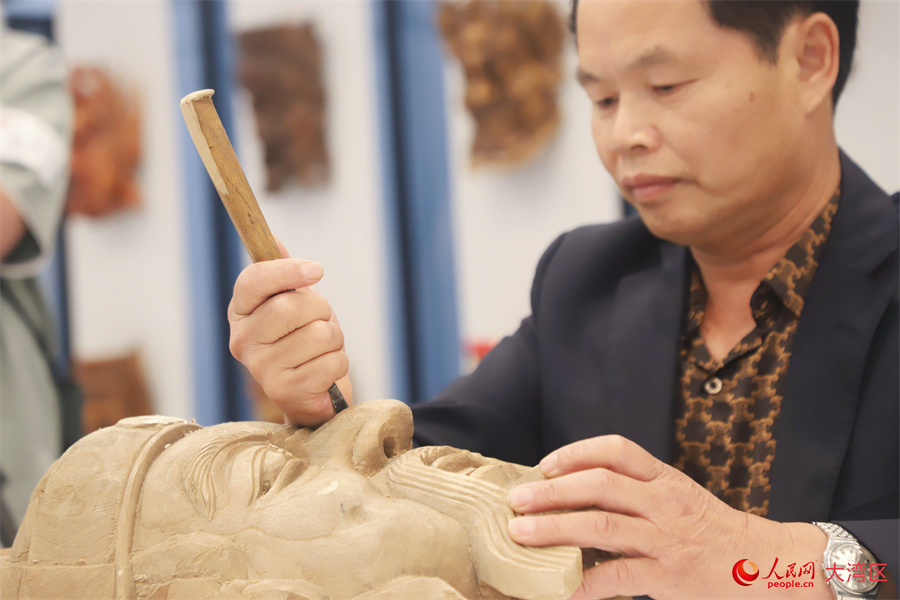 萍乡湘东傩面具国家级非遗代表性传承人彭国龙现场制作中。人民网 吴宇扬扬摄