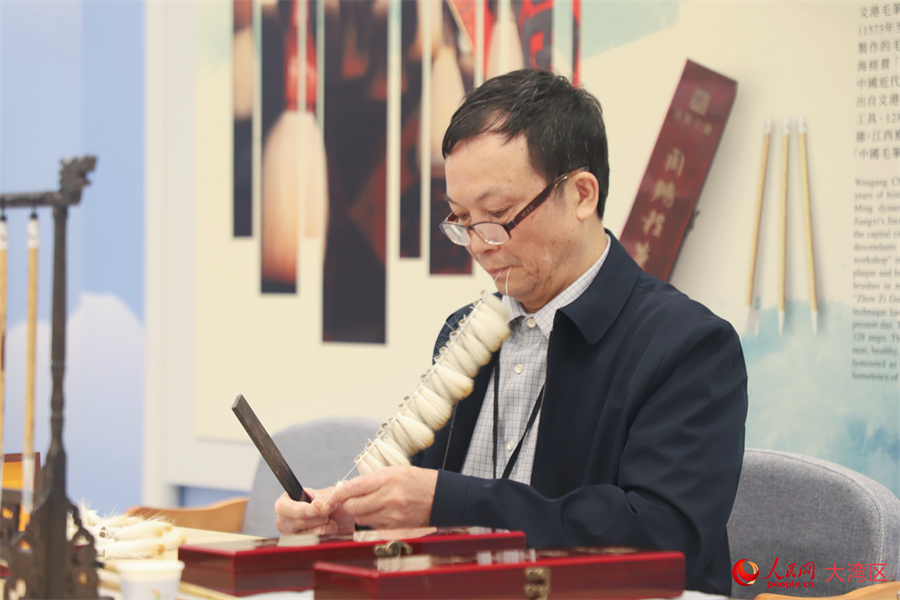 文港毛笔制作技艺国家级非遗代表性传承人周鹏程正在示范。人民网 吴宇扬扬摄