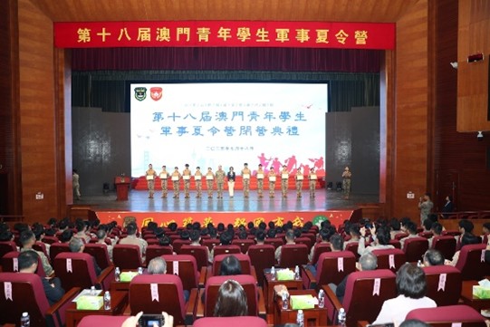 学生代表在闭营典礼上获颁结业证书。营圆陈帅摄