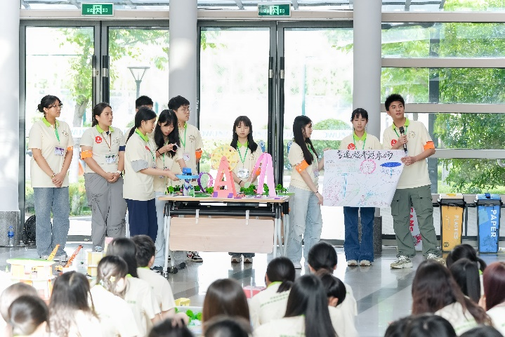 图为同学们分组呈现对“未来城”的创意。主办方供图
