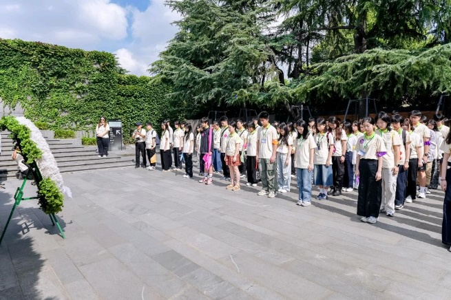 图为交流营全体师生在纪念馆广场举行肃穆的祭奠仪式。（主办方供图）