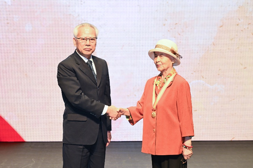 图为岑浩辉向蔡俊烈士家属梁凤文女士颁发纪念章。澳门特区政府新闻局供图