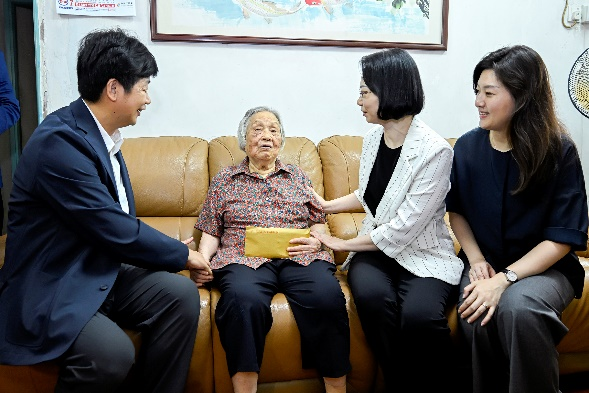 图为澳门特区政府、国务院港澳办、澳门中联办共同到吴清华女士家中慰问。澳门特区政府新闻局供图