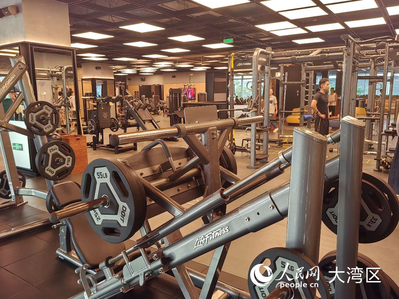 前海嘉里中心配套酒店完善的健身设备。人民网记者 王晶摄