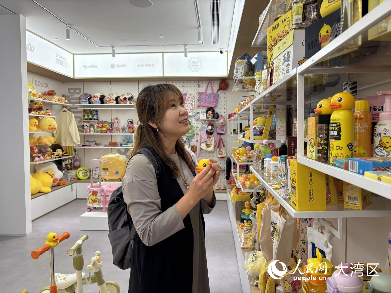 人民网韩国籍专家参观小黄鸭联名产品。 周锦佳摄