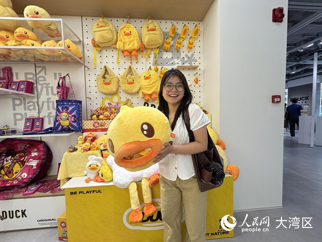 人民网越南籍专家参观小黄鸭联名产品。 周锦佳摄