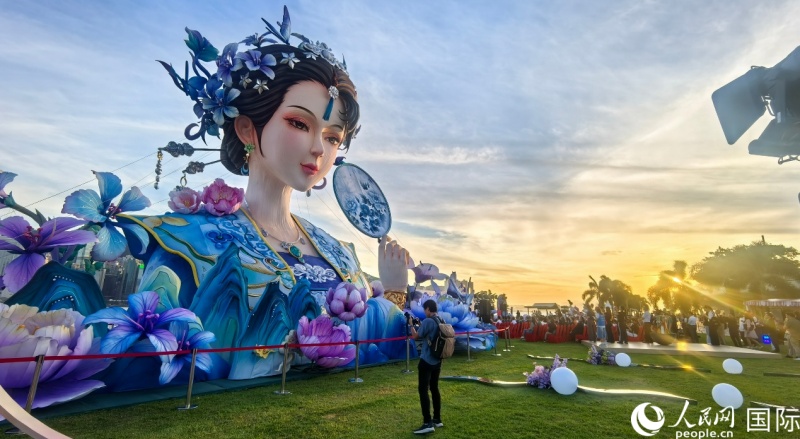 9月29日至10月2日，“迎国庆·华服嘉年华”系列活动在香港西九文化区举行。现场展出四个大型花灯组成的“香江仙子”巨型花灯灯组，其中，主灯“紫霞仙子”高达12.8米。人民网记者 冯学知摄