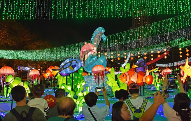 华灯闪耀 团圆味浓——香港举行彩灯会喜迎中秋佳节