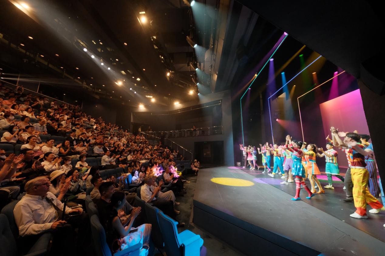 多媒体舞台剧《因为爱》“十周年特别版”谢幕。演出方供图