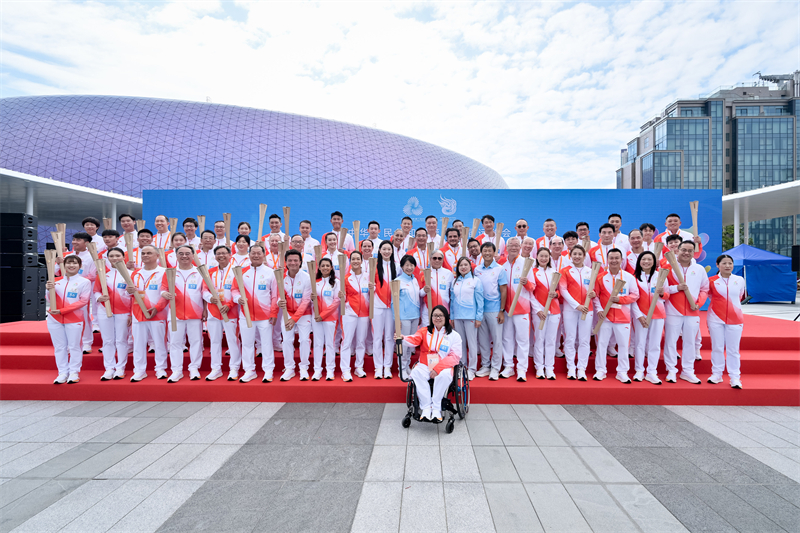 十五运会香港赛区火炬手合照靠谱的实盘配资平台。香港特区政府新闻处供图