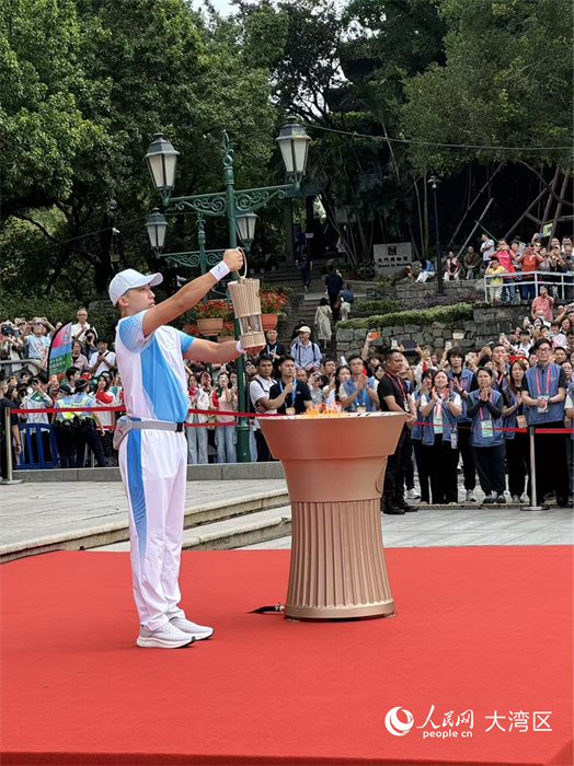 图为收火仪式上散户配资官方网，火种护卫将火种引回火种灯并护送广州，参与在广东奥林匹克体育中心举行的融火仪式。人民网记者 富子梅摄