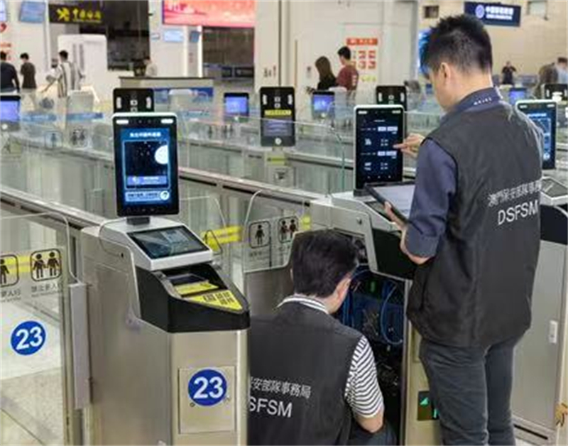 图为相关技术人员完成系统集成等关键环节准备工作。澳门特区治安警察局供图