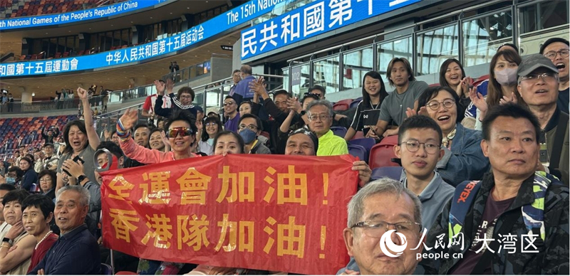 图2.现场有球迷拉出各式横幅,热情高涨。人民网 余颖摄