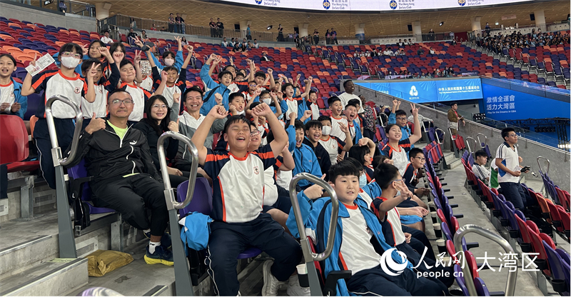 图3.香港一所小学的六十多位师生现场观赛实盘配资门户网。人民网 余颖摄