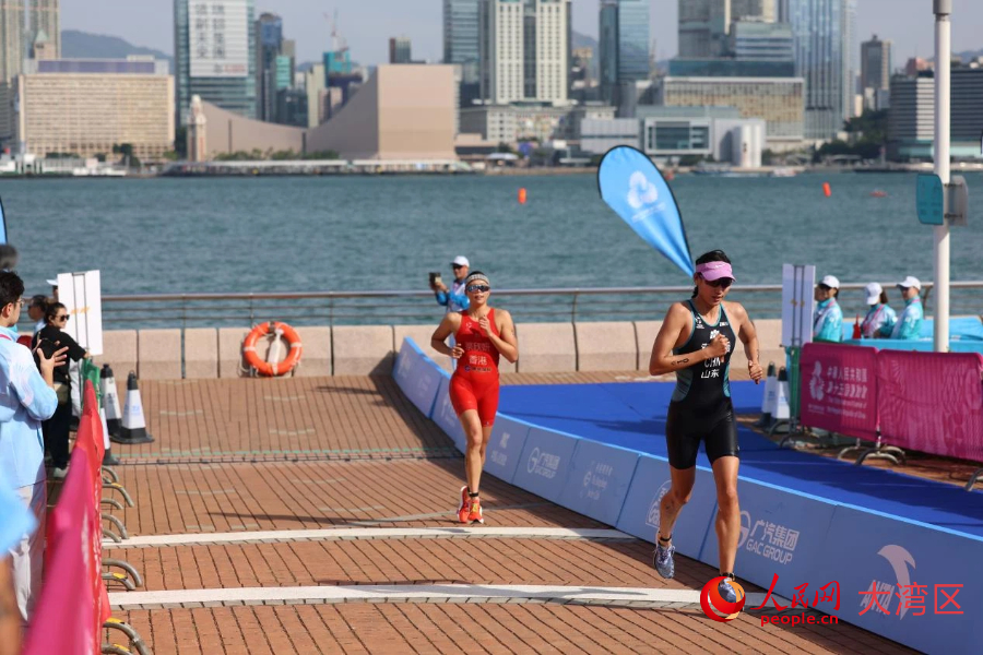 铁人三项女子个人赛选手跑步路线途径维港海滨。人民网记者 冯学知摄