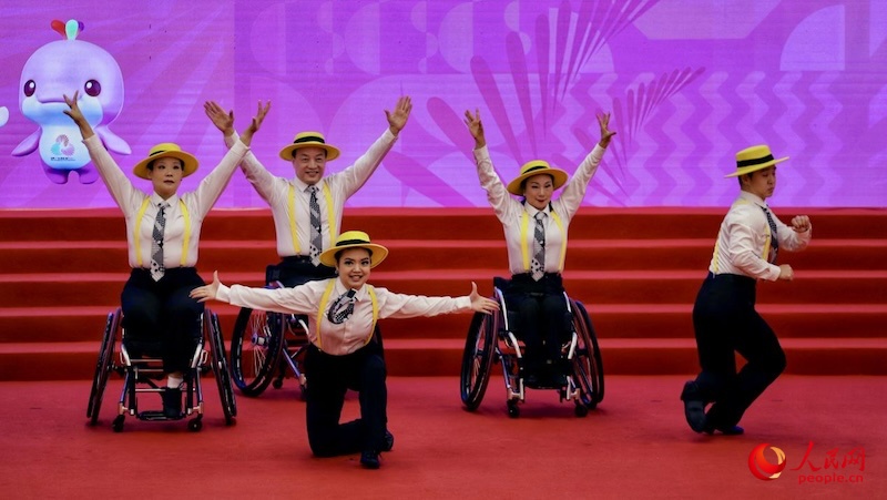 香港残疾运动员带来精彩轮椅舞蹈表演。实习生 郑捷晟摄