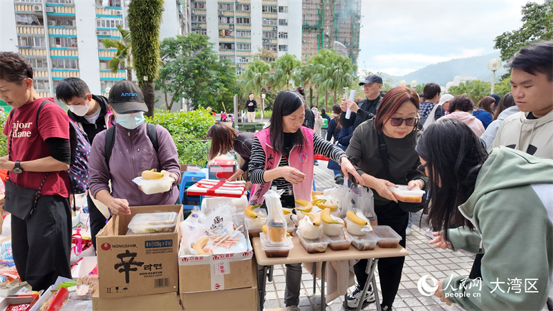 众多市民自发在受灾地区派发物资。人民网 严小晶 摄