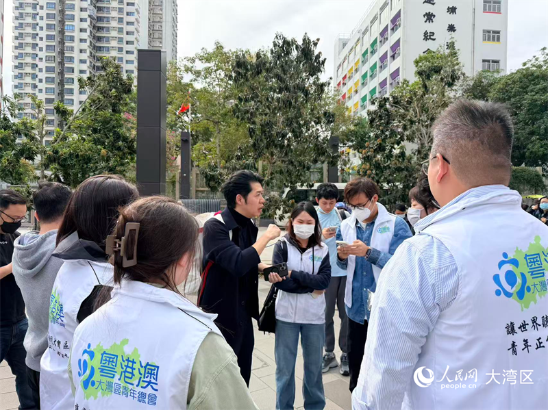 粤港澳大湾区青年总会义工在行动。人民网 吴宇扬扬 摄