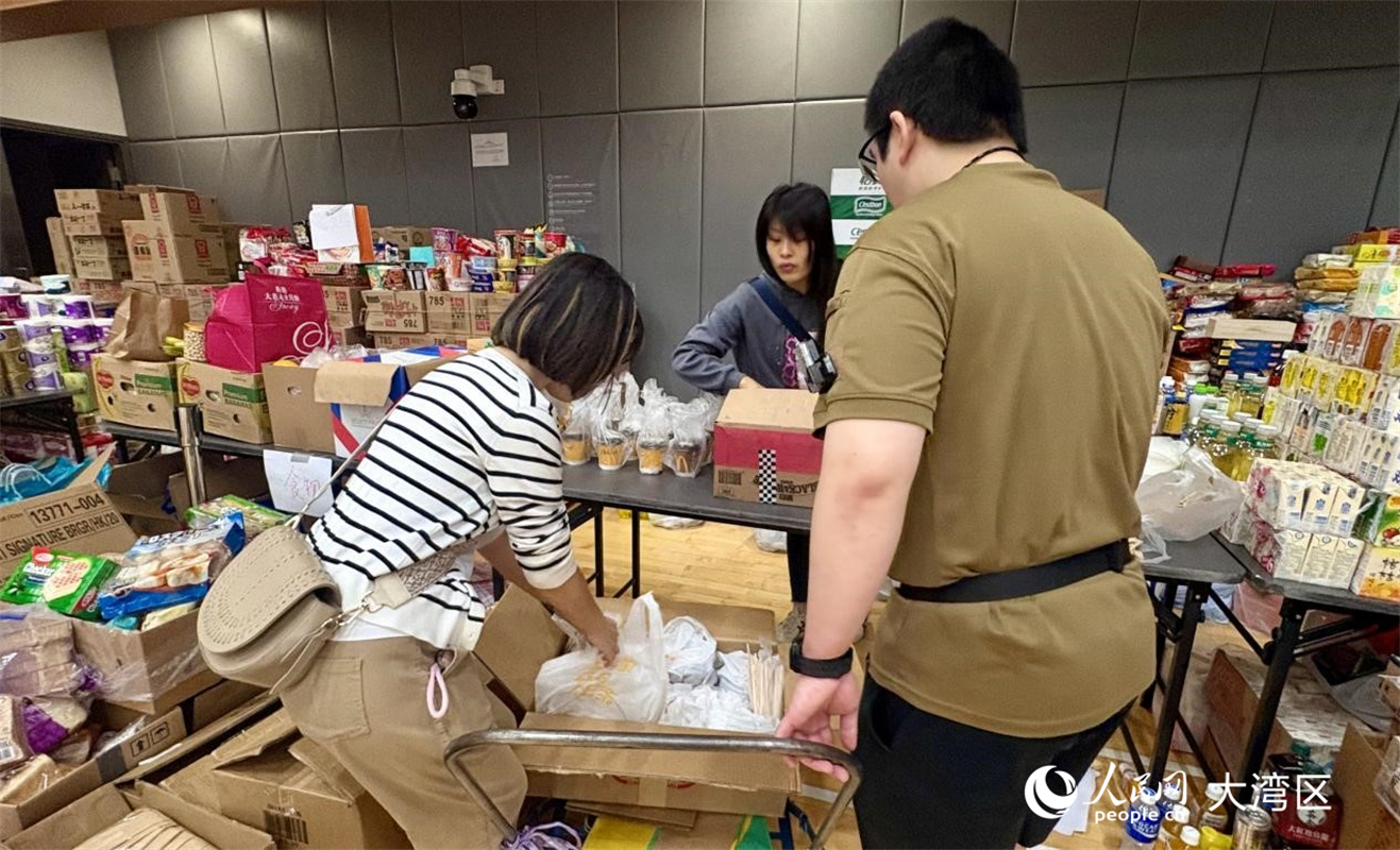 义工在东昌街社区会堂安置点派发物资。实习生 张雨洁 摄