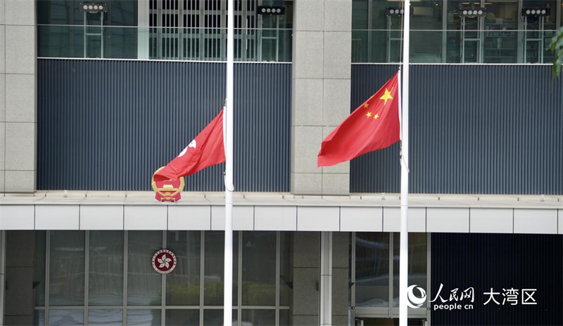 香港特区政府总部下半旗。人民网 严小晶摄