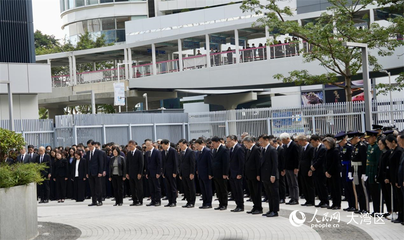 香港特区行政长官李家超等默哀。人民网 严小晶摄