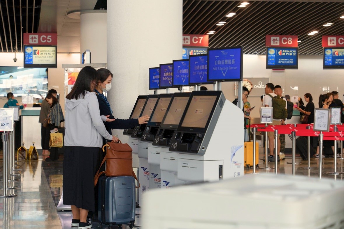 图为旅客在澳门国际机场自助办理登机牌。（澳门国际机场供图）