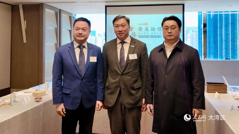 香港投资推广署(创新及科技、生命与健康科学)总裁黄炜卓及与会内地中医药企业代表接受媒体采访。人民网 严小晶摄