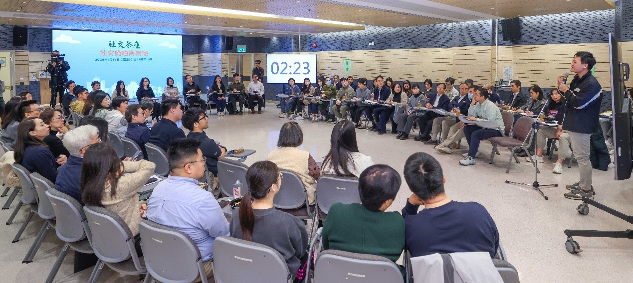 图为首场“社文茶座·社文范畴齐齐倾”在青洲卫生中心举行。澳门特区卫生局供图