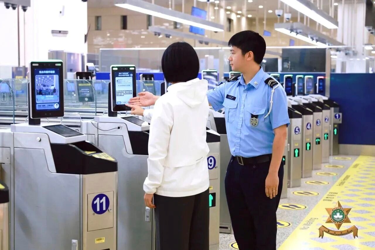图为横琴口岸推出“智能通关”便利人员往来澳琴。(澳门特区治安警察局供图)