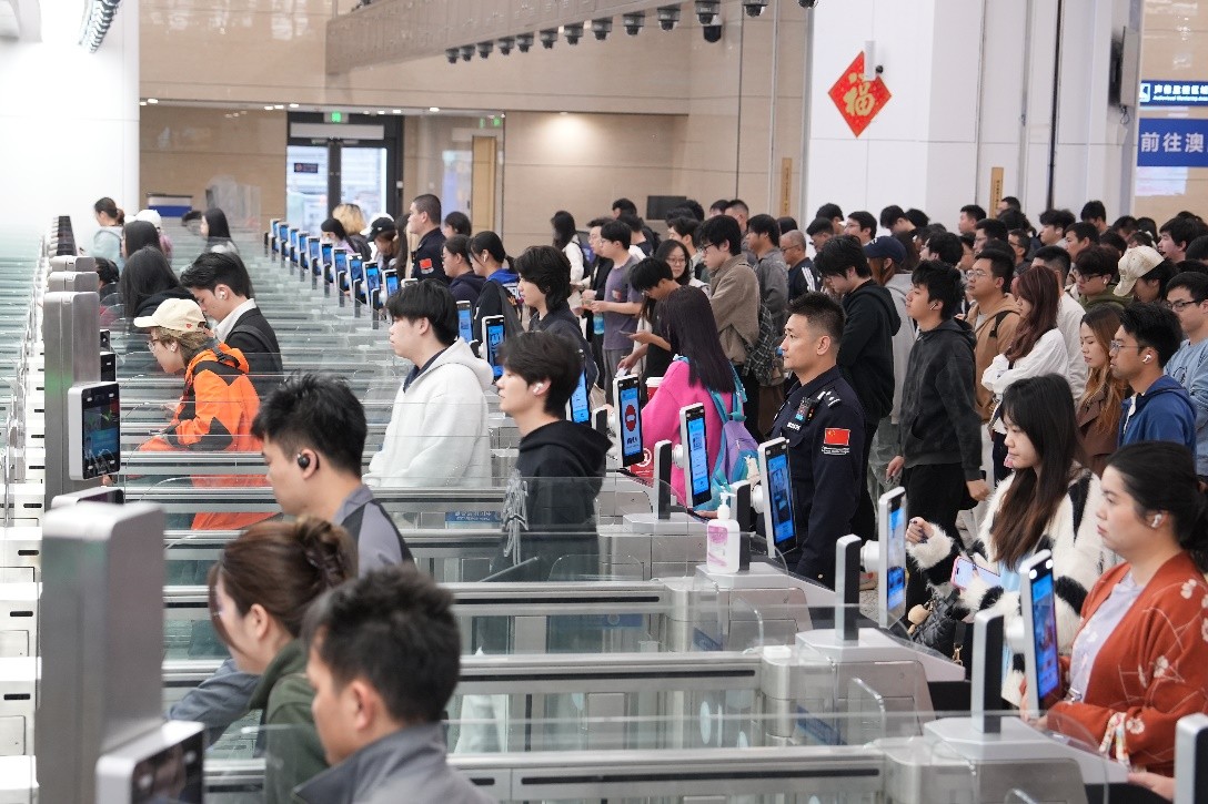 图为横琴口岸春运首周迎客流高峰。（横琴边检站供图）