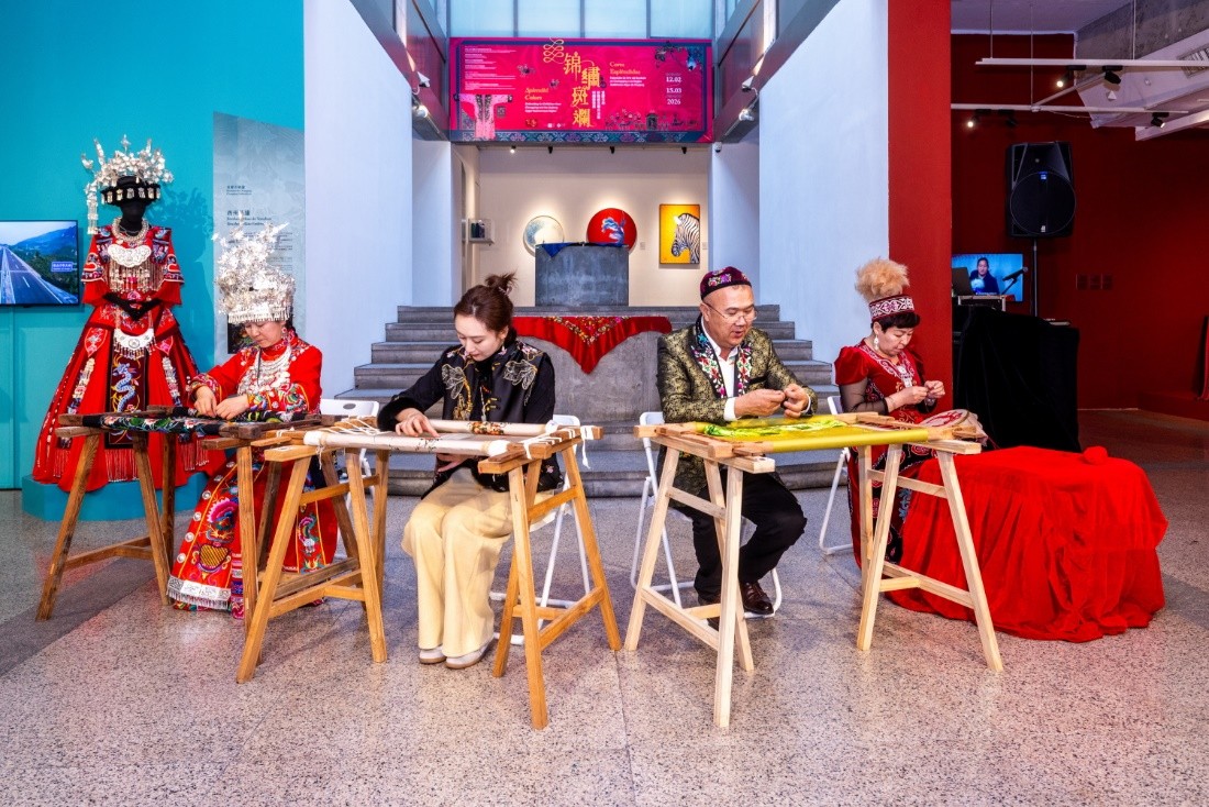 图为非遗传承人现场展示刺绣技艺。澳门特区文化局供图